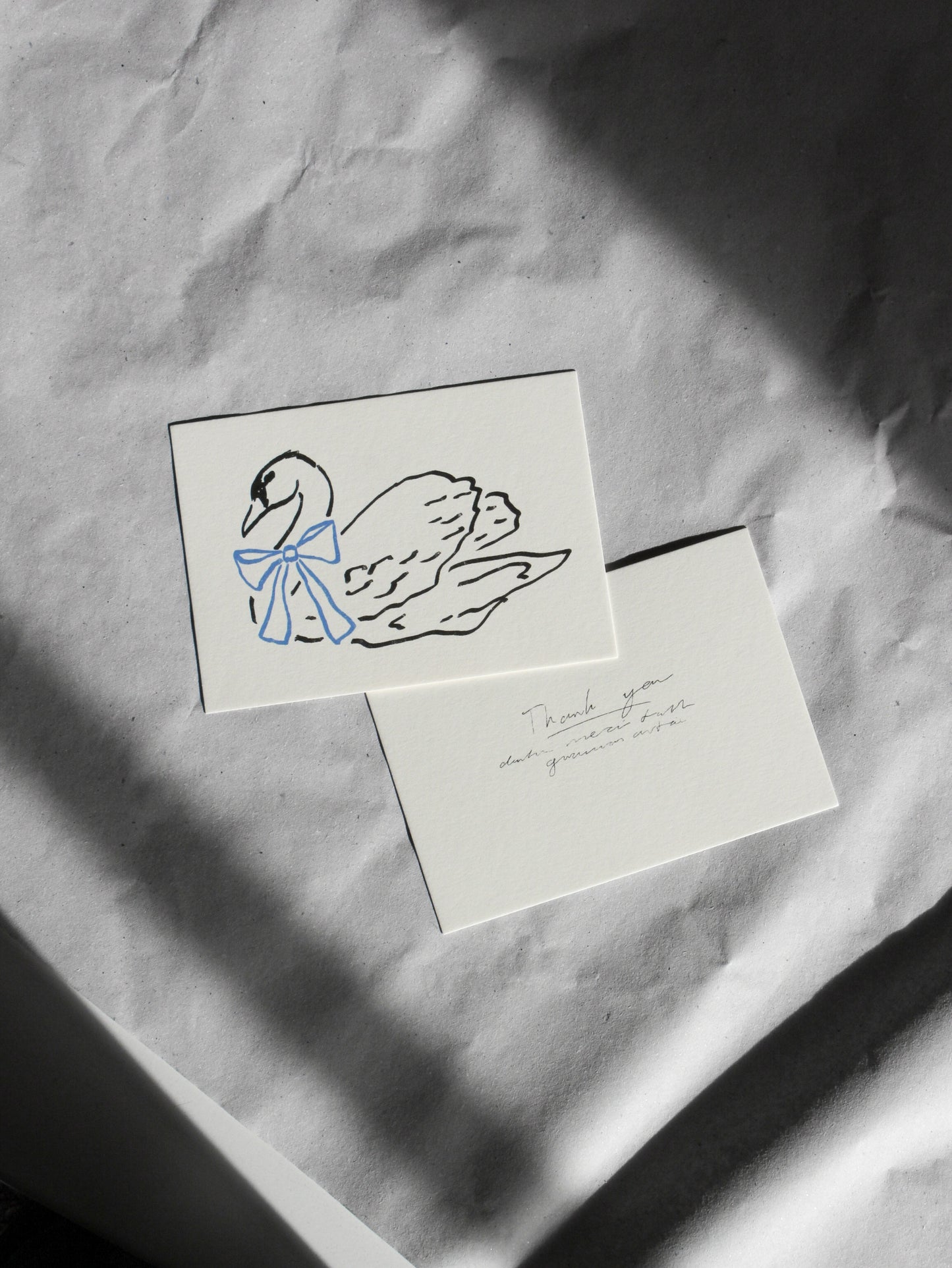 Postkarte Schwan mit Blauer Schleife (Risographie)